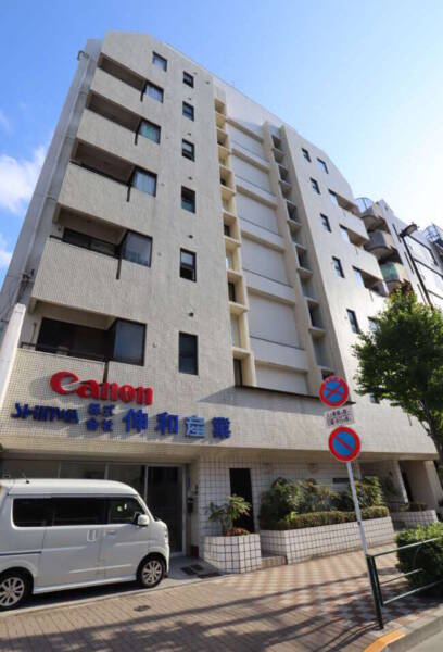 パールマンション亀戸外観1｜1階部分にオフィスがあります。交通の便利な場所で、北側を通る前橋通りがあり、南はマンションやと戸建住宅がある住宅地になっています。
