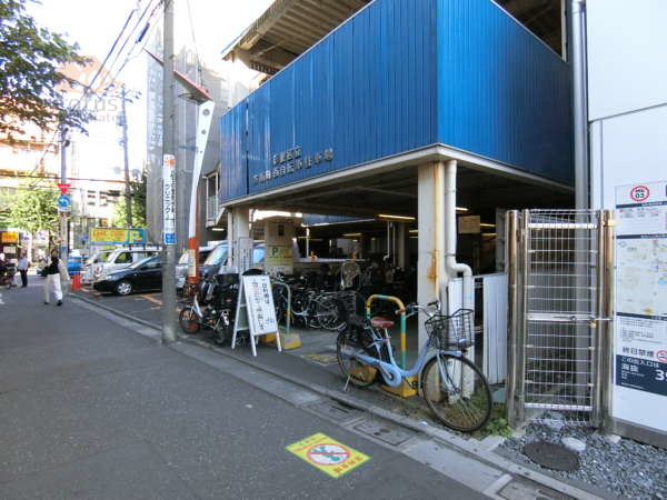 千代田マンションアプローチ２-2｜駅前は駐輪場になっています。