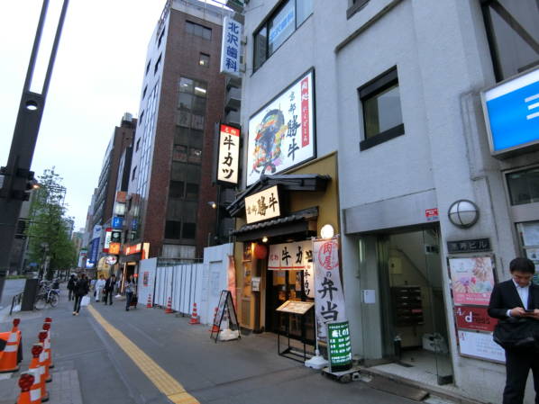 駅前には飲食店もあります。特に困ることはなさそうです。