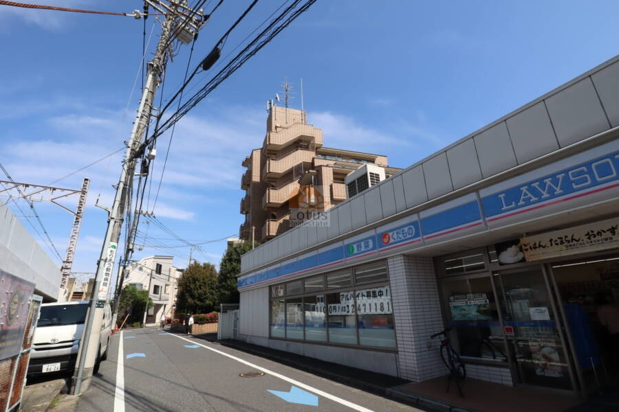 ハイラーク荻窪サウスヒル外観2｜西側にコンビニが隣接していて、何かと便利そうです。