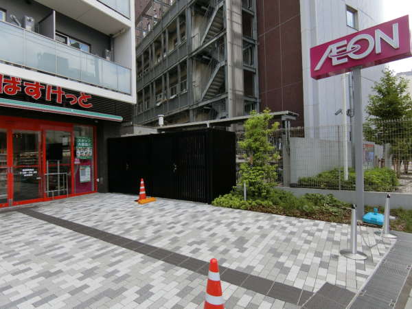 オーベル練馬アプローチ｜途中、脇道にそれる形で、道は二又に分かれますから、脇の方に入ります。すぐまいばすけっとがあるのでわかります。