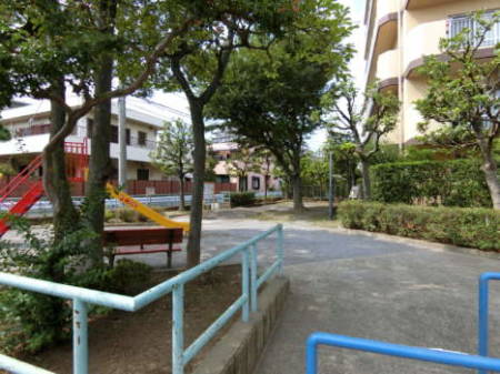 ダイアパレス綾瀬　エントランス・ようよう部2｜マンションには提供公園が設置されています。遊具もそろっています。