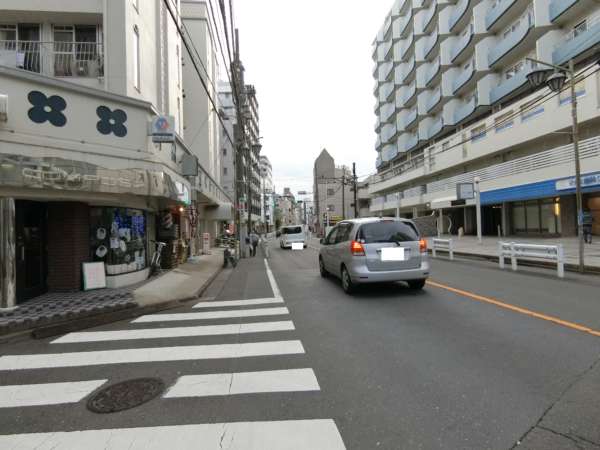マンション中野ソレイユアプローチ1｜右手に見える青いベランダがマンション中野ソレイユです。