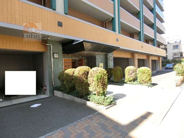 ロータリーパレス北千住外観共用部1｜駐車場もすっきりとして見通しの用意ところにあります。