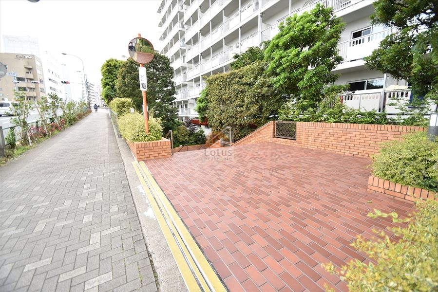 イトーピア東大島外観４｜エントランスは階段を下りたところにあります。