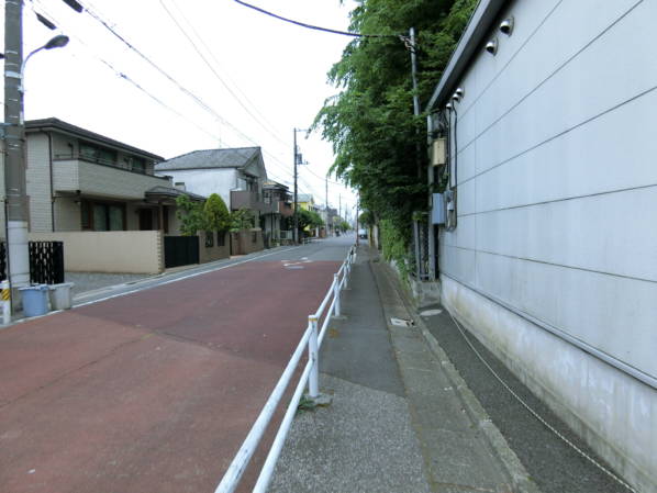 サンクスの向こうを東に曲がって東進したときの光景です。交通量自体も多くなかったですが、歩車分離されて安全ですね。