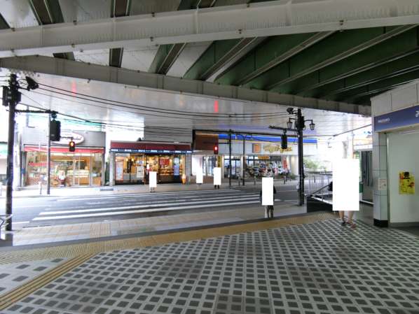 梅島ハイツアプローチ2｜駅は高架となっており、駅前は２車線のバス通りがあります。商店がすぐ目の前です。