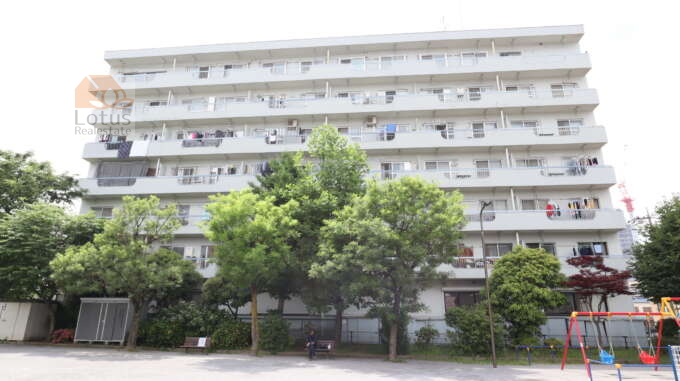 東線亀戸マンション外観1｜東線亀戸マンションは全戸東向きで、東側には亀戸平岩公園がある日当たり・眺望の良いマンションです。