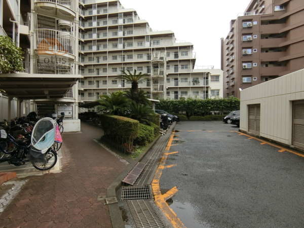 中葛西スカイハイツ外観共用部10｜自転車置き場駐車場があります。
