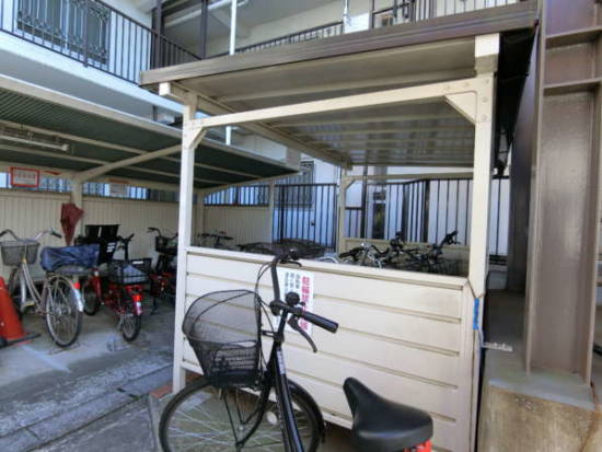 エクセル大島外観・共用部3｜大きなマンションですので駐輪場は随所に設定されています。