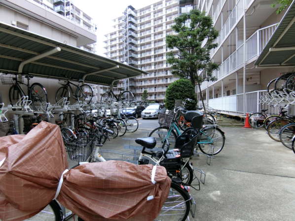 東陽町ガーデニア外観共用部16｜駐輪場・駐車場も大型のものが用意されています。