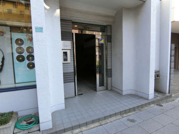 大塚アーチェリーマンション外観共用部2｜都電荒川線「向原」駅から徒歩１分です。山手線「大塚」駅、丸の内線「新大塚」駅、有楽町線「東池袋」駅も利用できます。