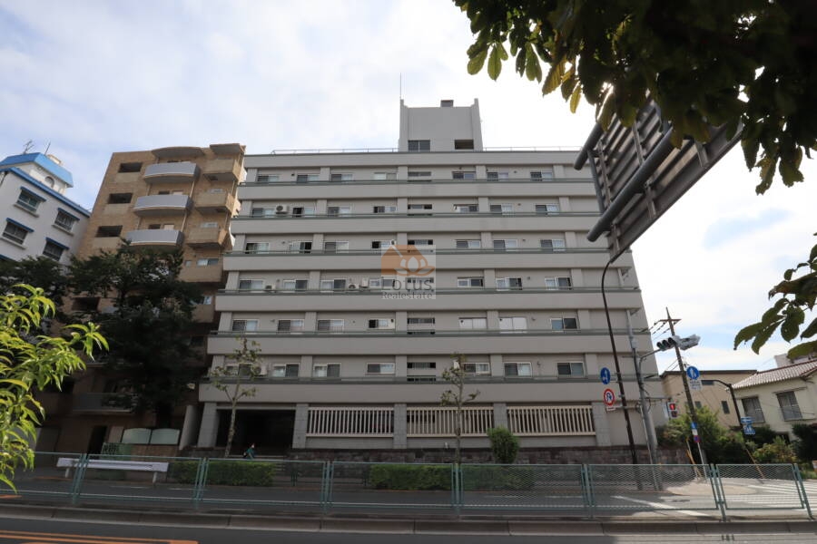 豊玉マンション外観3｜北側は目白通りに面しています。駅からも近い視認性の良いマンションでした。