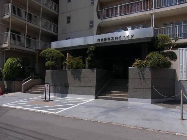 門前仲町スカイハイツエントランス２｜エントランス前はスペースが確保されていて安全です。