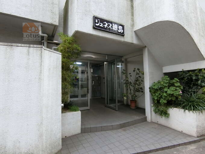 ジュネス練馬外観・共用部3｜エントランスは目白通りに面したほうにあります。見通しは良好です。