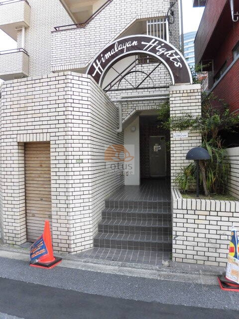 ヒマラヤンハイツ外観共用部1｜しかし階段が有ることによって道路との高低差ができるので、道路に出るまでの時間がかかることにより、通行人や車の接触などの事故防止効果もあるのです。