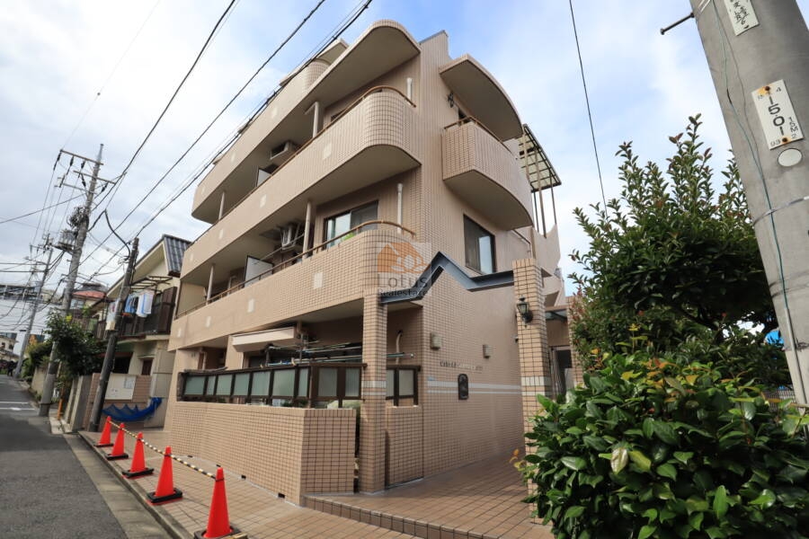 カーサデセビーア弥生外観2｜住宅に囲まれた立地です。