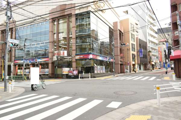 朝日プラザ中野弥生町アプローチ3｜交差点を右折します。