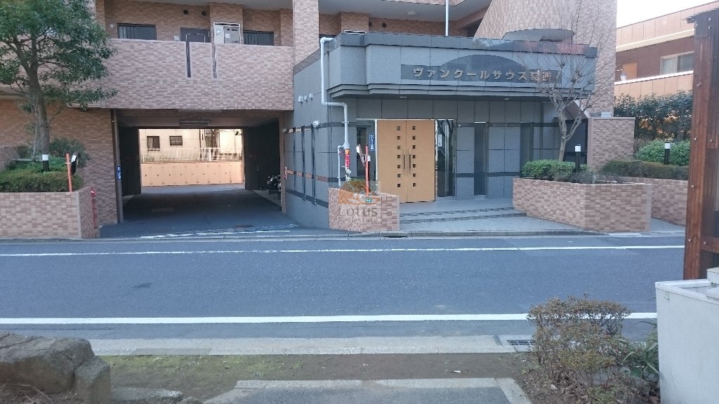 ヴァンクールサウス葛西 前面道路｜歩道と車道がしっかり分離された整備された道沿いにエントランスが設けられています。