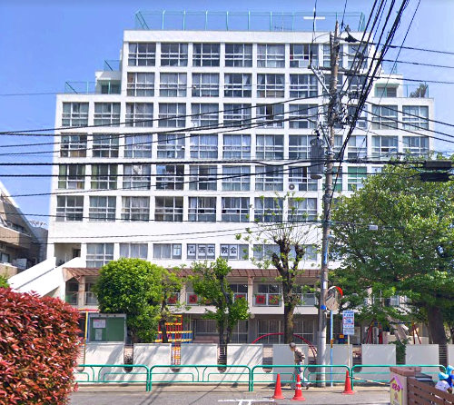 西荻チャペルマンション外観１｜西荻チャペルマンションは地上９階建てのマンションです。１階に西荻学園幼稚園があります。西荻窪駅から近く、便利な立地です。
