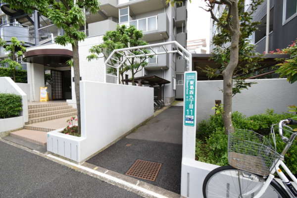 メイツ葛西第２外観共用部3｜駐輪場はエントランス右わきにあります。