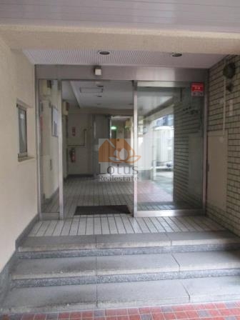 メゾンドール代々木エントランス１｜エントランスの階段を上ると、レトロなタイルとアイアン手すりが迎えてくれます。日々ここを通るたびに、どこか懐かしさと安心感を感じています。