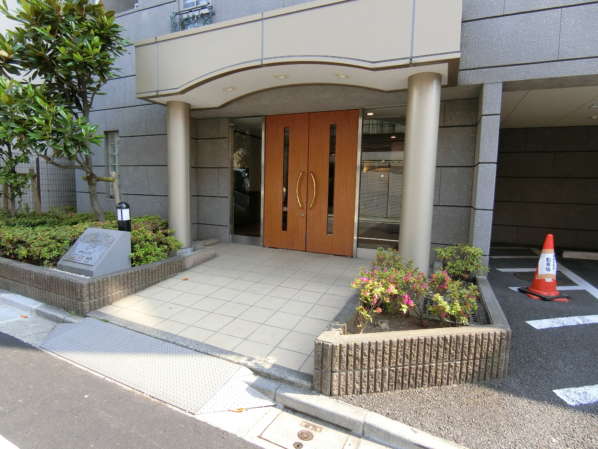 グランシティ目白台外観共用部6｜エントランスは平坦になっています。