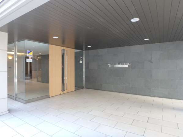 ファミール東銀座グランスイートタワーエントランス１｜都心の一角にたたずむ姿は少し外国のような異世界の感じもします。スタイリッシュと言ってもいいと思います。