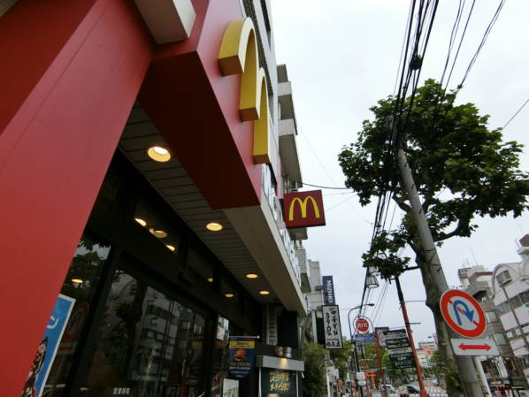 早稲田通り沿いを引き続き歩きます。マックがあります。
