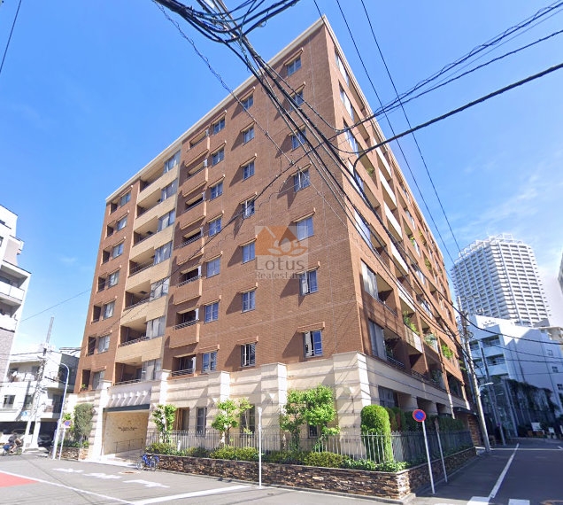 東京月島ガーデンハウスは、深みのあるレンガ調タイルが織りなすファサードは、都市に溶け込みながらも確かな存在感を放ち、ヨーロッパ建築を想起させます。朝の陽光を受けながらこの建物を見上げる瞬間に、住まいに求める「品格」の意味を思い出します。