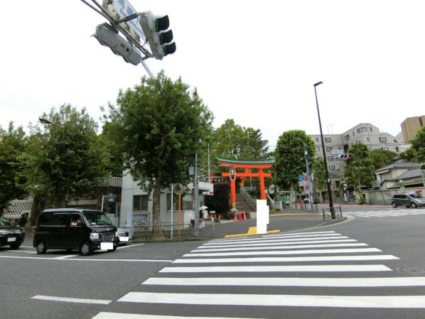 グランシティ早稲田アプローチ0-8｜穴八幡さんです。この神社も早稲田の景色を特徴づける神社です。以前は古本市を開催していたりしたのですが、いまもやっているのでしょうか。