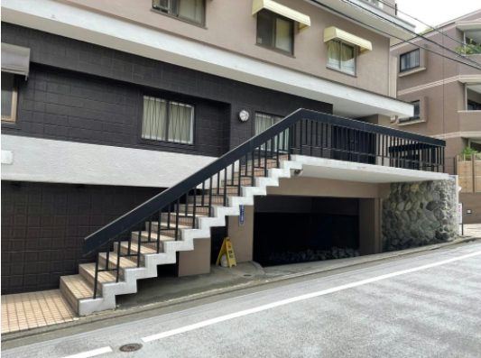 信濃町マンション外観３｜まず階段を上がります。