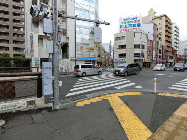 シーアイマンション新小岩親水公園アプローチ4｜駅を出て東に進む（左に向かう）と船堀街道に出ます。シーアイマンション新小岩親水公園に進むにはこの通りを渡ります。
