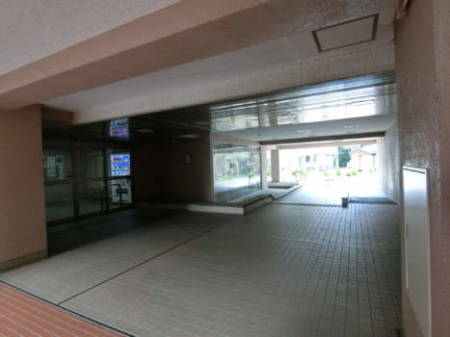 日商岩井綾瀬マンション　エントランス6｜エントランスのピロティを抜けたところです。広々としたく空間構成となっています。