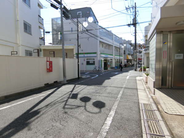 東建池袋要町マンション外観共用部2｜敷地のはす向かいにもコンビニがあります。もっとも、周辺にはスーパーや飲食店もある便利な立地です。