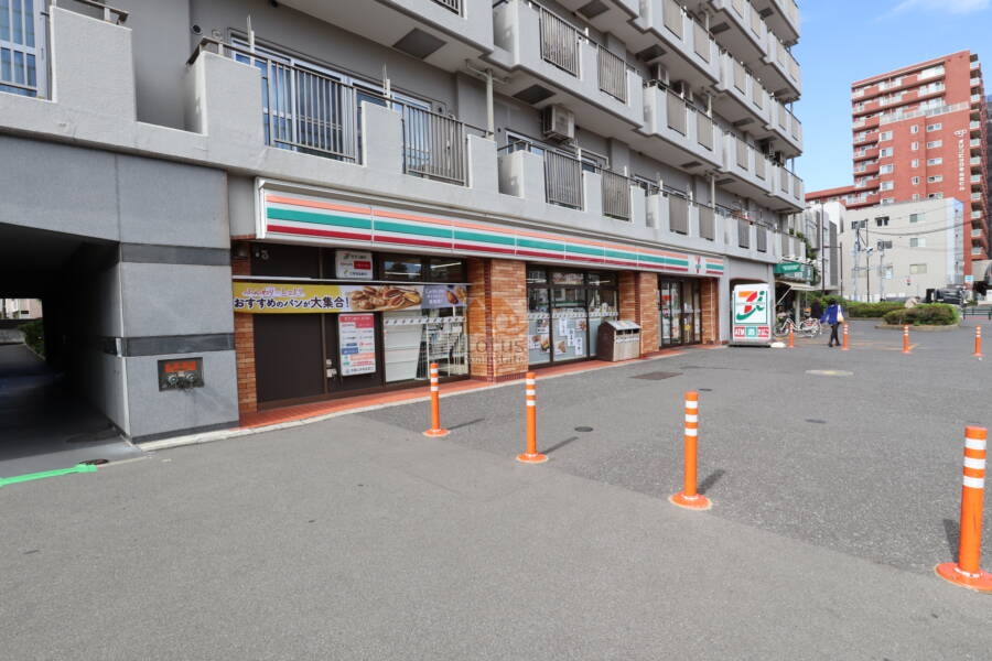 トーア早稲田マンション１階セブンイレブン｜マンションの1階部分にはコンビニやファーストフード店があり便利です。道路は幅広にとられています。おそらく拡幅予定などがあるのでしょう。