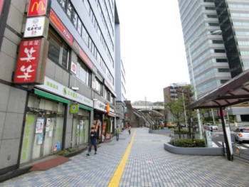 田端駅を出て道沿いに行くと、この階段を上ることになってしまいますので、信号を渡りましょう。坂の上ですので、現地が高台のロケーションであると体感的に理解できました。
