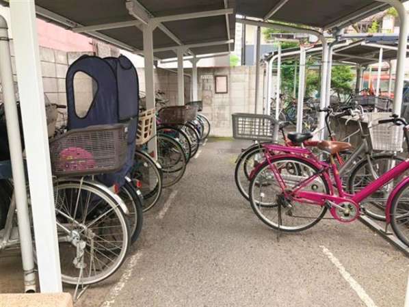 ラブリハイツ亀戸外観共用部3｜駐輪場の様子。