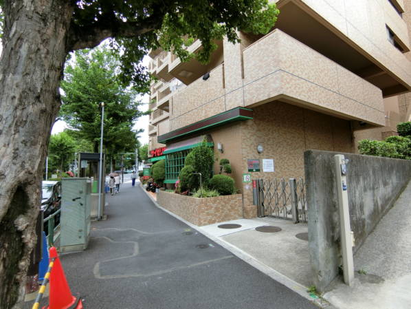 パシフィック西早稲田に近づいてきました。諏訪通りに面したマンションです。街路樹が丁寧に植栽されていて、緑が多い印象を受けます。