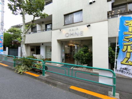 パレドール西荻窪外観共用部2｜エントランスの脇には美容院「HAIR OHNE」さんも出店しています。