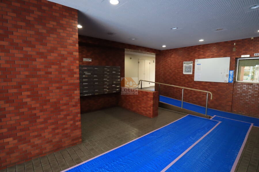ユニライフ三ノ輪共用部｜割といh炉日炉としたエントランスホールでした。