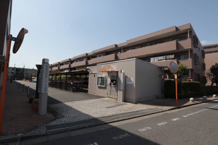 ファミールシティ武蔵関２番館外観1｜ファミールシティ武蔵関弐番館です。道路沿いに広がるファサードが、整った街並みに映え、低層の落ち着いた佇まいが印象的です。