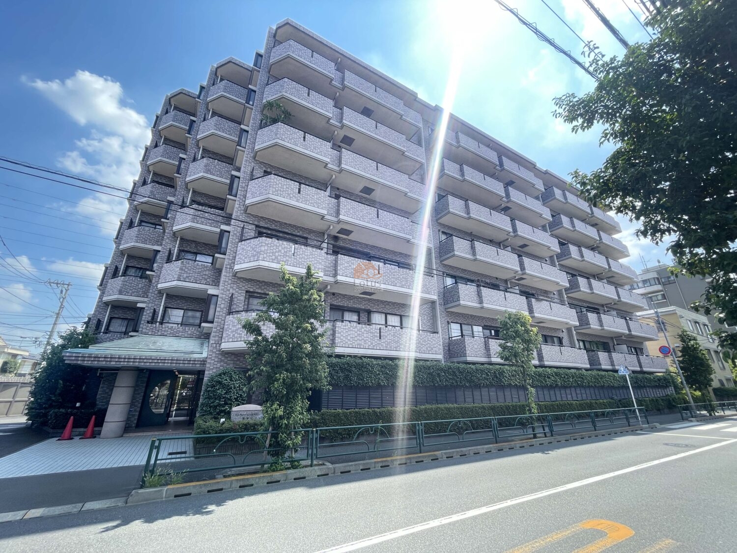 外観はタイル貼りの柔らかい陰影がきれいで、落ち着いた住宅街の空気にゆとりを感じます。中層の階層が段差をつくるように重なり、距離感が適度に保たれたバルコニーが広がる構成です。「武蔵関」駅徒歩18分ですが、日常の買い物は「コープみらい コープ関町店」や「セブン-イレブン 練馬関町吉祥寺通り店」など徒歩3分圏が支えてくれるといえます。ユニオンパレス吉祥寺北１番館は、平成7年築、7階建てのマンションです。