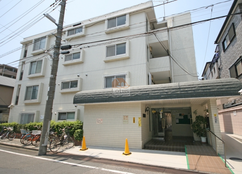 キャッスルマンション梅田外観１｜キャッスルマンション梅田は、タイル貼りの落ち着いた4階建てで、住宅街に静かに佇んでいます。 日常の暮らしを支えるロケーションに、昭和58年築の安定した建物が今も活きています。