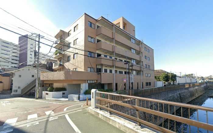 方南サンハイツ外観｜方南サンハイツは丸の内線「方南町」駅から徒歩5分、善福寺川沿いの立地です。