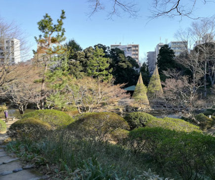 新宿区立甘泉園公園｜「新宿区立甘泉園公園」まで徒歩1分、隣接した立地です。新宿区立甘泉園公園は徳川御三卿の一つ・清水家の下屋敷があったところです。