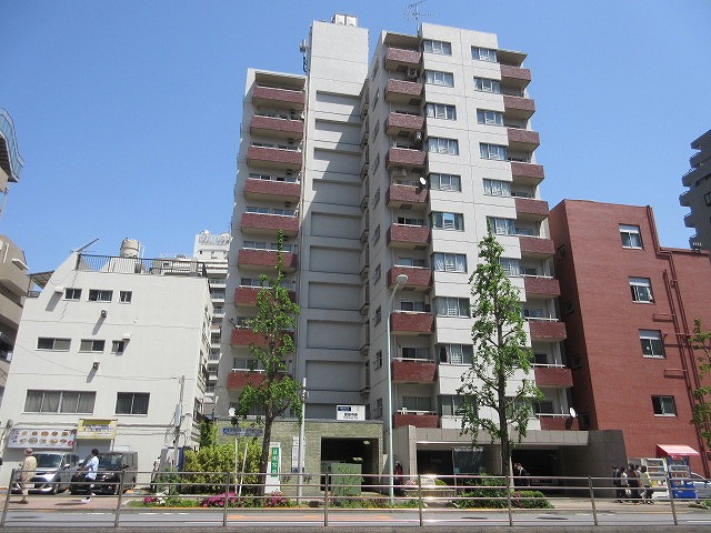 トーカングランドマンション音羽外観 (1)｜トーカングランドマンション音羽は１１階建てのマンションです。目白通り沿いにあります。有楽町線「護国寺」駅から徒歩１分の便利な立地です。