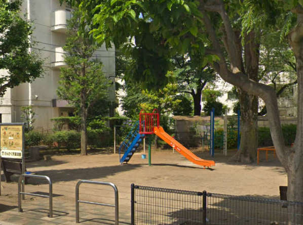 武蔵野グリーンタウン公園｜敷地内には児童公園があり、豊かな植栽に囲まれて自然とふれあえる空間が整っています。お子さまの遊び場としても安心の配置です。