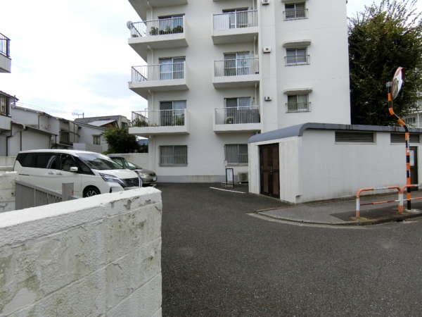 日商岩井竹の塚マンション外観共用部8｜駐車場は敷地の空きスペースを使って有効に設置されています。