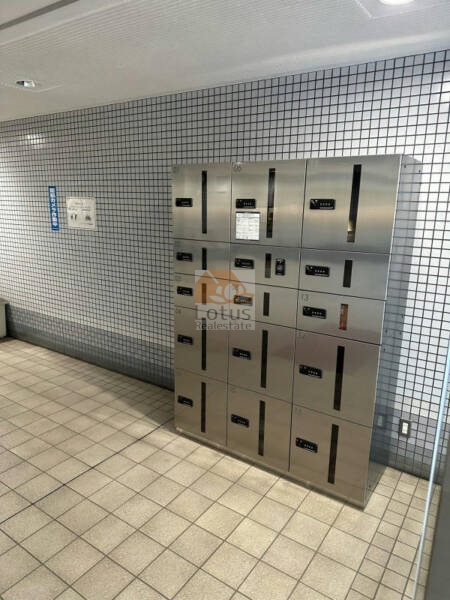 モアステージ一之江宅配ボックス｜宅配ボックスは、24時間対応で不在時の荷物の受け取りを可能にしています。 忙しい現代生活のなかで、手間なく荷物を受け取れる安心感が、日々の暮らしを一段と快適にしています。
